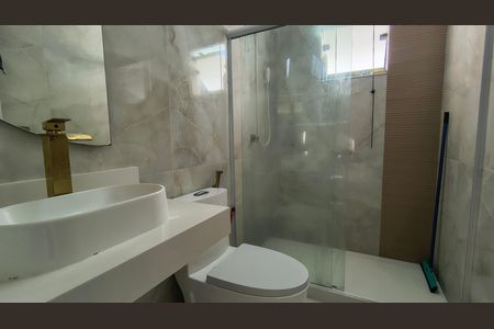 Casa de condomínio à venda com 240m², 3 quartos e 2 vagas Casa de condomínio à venda com 240m², 3 quartos e 2 vagasBanheiro da Suíte