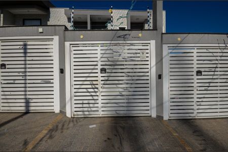 Casa à venda com 114m², 3 quartos e 2 vagas Casa à venda com 114m², 3 quartos e 2 vagasFachada
