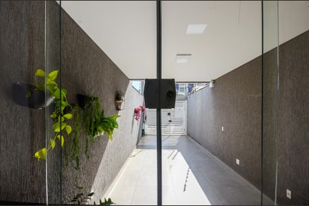 Casa à venda com 114m², 3 quartos e 2 vagas Casa à venda com 114m², 3 quartos e 2 vagasSala - Janela