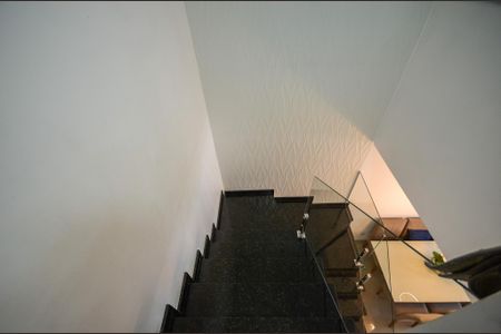 Casa à venda com 114m², 3 quartos e 2 vagas Casa à venda com 114m², 3 quartos e 2 vagasEscada