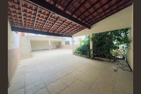 Casa à venda com 250m², 3 quartos e 6 vagasQuintal