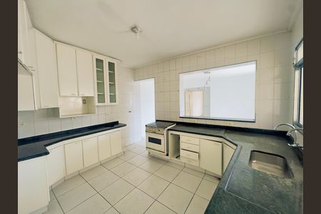 Casa à venda com 250m², 3 quartos e 6 vagasCozinha