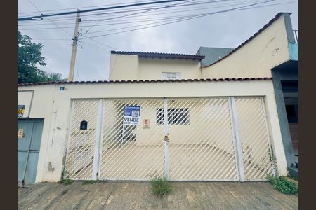 Casa à venda com 250m², 3 quartos e 6 vagasPlaca instalada na fachada do imovel