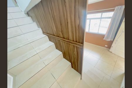 Casa à venda com 250m², 3 quartos e 6 vagasEscada