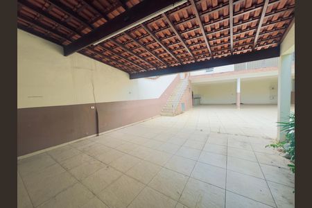 Casa à venda com 250m², 3 quartos e 6 vagasQuintal