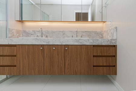 Apartamento à venda com 196m², 3 quartos e 3 vagas Apartamento à venda com 196m², 3 quartos e 3 vagasBanheiro da Suíte 1
