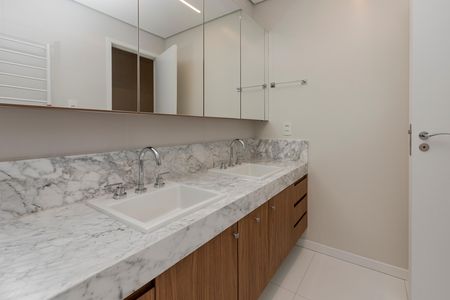 Apartamento à venda com 196m², 3 quartos e 3 vagas Apartamento à venda com 196m², 3 quartos e 3 vagasBanheiro da Suíte 1