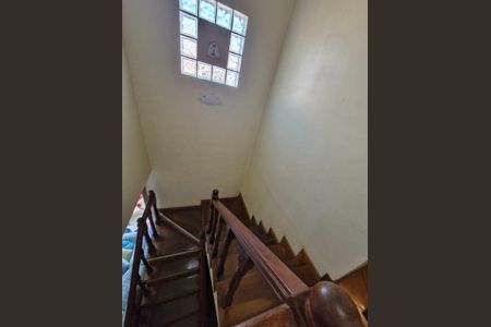 Casa para alugar com 180m², 3 quartos e 4 vagas Casa para alugar com 180m², 3 quartos e 4 vagasEscada