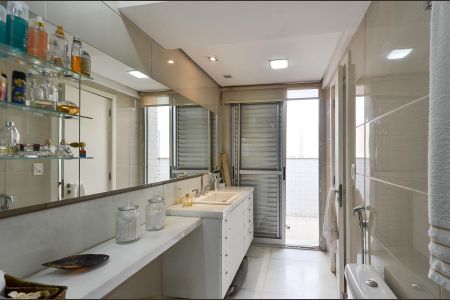 Apartamento à venda com 180m², 3 quartos e 4 vagas Apartamento à venda com 180m², 3 quartos e 4 vagasBanheiro Suíte 2
