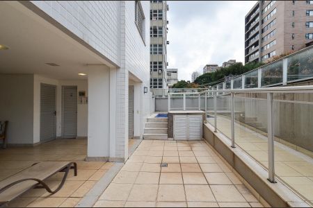 Apartamento à venda com 180m², 3 quartos e 4 vagas Apartamento à venda com 180m², 3 quartos e 4 vagasÁrea comum - Piscina