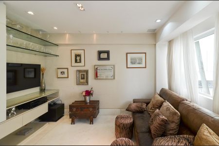Apartamento à venda com 180m², 3 quartos e 4 vagas Apartamento à venda com 180m², 3 quartos e 4 vagasSala de TV