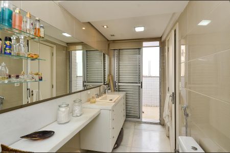 Apartamento à venda com 180m², 3 quartos e 4 vagas Apartamento à venda com 180m², 3 quartos e 4 vagasBanheiro Suíte 2