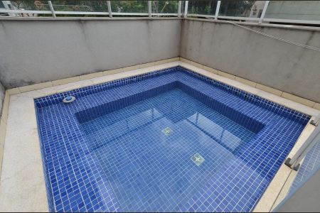 Apartamento à venda com 180m², 3 quartos e 4 vagas Apartamento à venda com 180m², 3 quartos e 4 vagasÁrea comum - Piscina