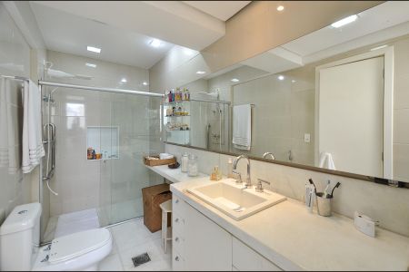Apartamento à venda com 180m², 3 quartos e 4 vagas Apartamento à venda com 180m², 3 quartos e 4 vagasBanheiro Suíte 2