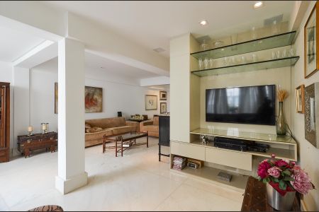 Apartamento à venda com 180m², 3 quartos e 4 vagas Apartamento à venda com 180m², 3 quartos e 4 vagasSala de TV