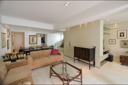 Apartamento à venda com 180m², 3 quartos e 4 vagas Apartamento à venda com 180m², 3 quartos e 4 vagasSala de Estar