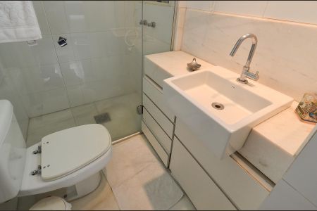 Apartamento à venda com 180m², 3 quartos e 4 vagas Apartamento à venda com 180m², 3 quartos e 4 vagasBanheiro Suíte 1
