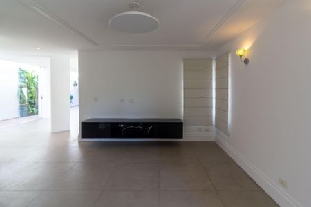 Casa de condomínio à venda com 638m², 4 quartos e 4 vagas Casa de condomínio à venda com 638m², 4 quartos e 4 vagasSala de Tv