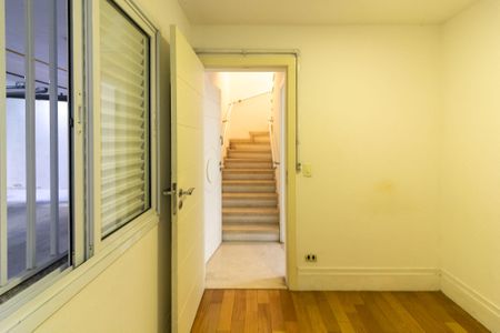 Casa de condomínio à venda com 638m², 4 quartos e 4 vagas Casa de condomínio à venda com 638m², 4 quartos e 4 vagasQuarto de Serviço