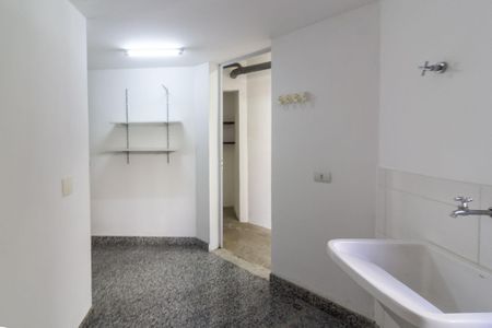 Casa de condomínio à venda com 638m², 4 quartos e 4 vagas Casa de condomínio à venda com 638m², 4 quartos e 4 vagasÁrea de Serviço