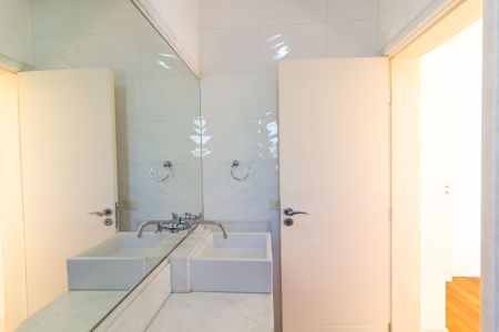 Casa de condomínio à venda com 638m², 4 quartos e 4 vagas Casa de condomínio à venda com 638m², 4 quartos e 4 vagasBanheiro Suíte 4