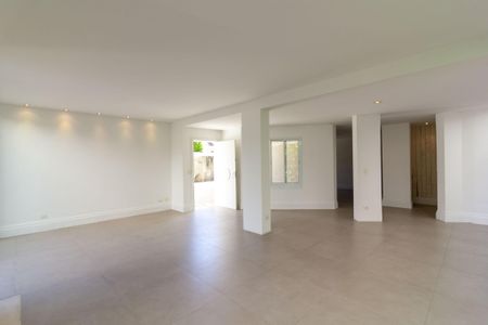 Casa de condomínio à venda com 638m², 4 quartos e 4 vagas Casa de condomínio à venda com 638m², 4 quartos e 4 vagasSala de Estar