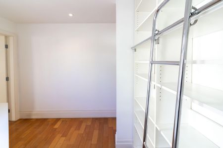 Casa de condomínio à venda com 638m², 4 quartos e 4 vagas Casa de condomínio à venda com 638m², 4 quartos e 4 vagasEscritório