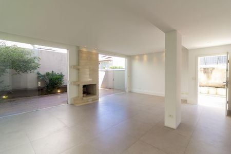 Casa de condomínio à venda com 638m², 4 quartos e 4 vagas Casa de condomínio à venda com 638m², 4 quartos e 4 vagasSala de Estar