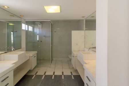 Casa de condomínio à venda com 638m², 4 quartos e 4 vagas Casa de condomínio à venda com 638m², 4 quartos e 4 vagasBanheiro Suíte 1