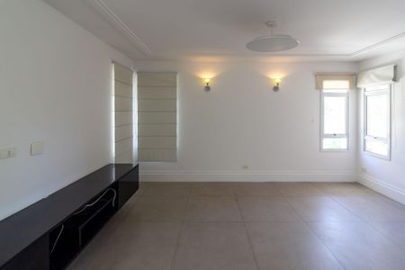 Casa de condomínio à venda com 638m², 4 quartos e 4 vagas Casa de condomínio à venda com 638m², 4 quartos e 4 vagasSala de Tv