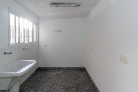 Casa de condomínio à venda com 638m², 4 quartos e 4 vagas Casa de condomínio à venda com 638m², 4 quartos e 4 vagasÁrea de Serviço