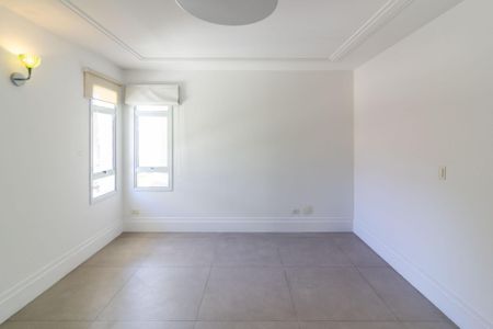 Casa de condomínio à venda com 638m², 4 quartos e 4 vagas Casa de condomínio à venda com 638m², 4 quartos e 4 vagasSala de Tv