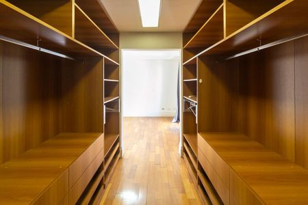 Casa de condomínio à venda com 638m², 4 quartos e 4 vagas Casa de condomínio à venda com 638m², 4 quartos e 4 vagasSuíte 1 Closet