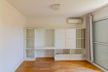 Casa de condomínio à venda com 638m², 4 quartos e 4 vagas Casa de condomínio à venda com 638m², 4 quartos e 4 vagasSuíte 2