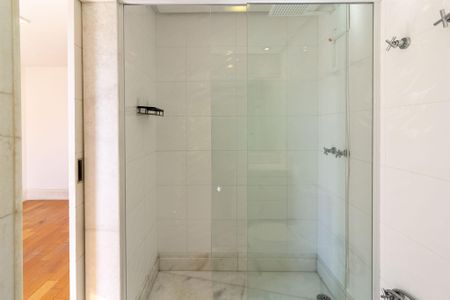 Casa de condomínio à venda com 638m², 4 quartos e 4 vagas Casa de condomínio à venda com 638m², 4 quartos e 4 vagasBanheiro Suíte 3