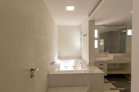 Casa de condomínio à venda com 638m², 4 quartos e 4 vagas Casa de condomínio à venda com 638m², 4 quartos e 4 vagasBanheiro Suíte 1
