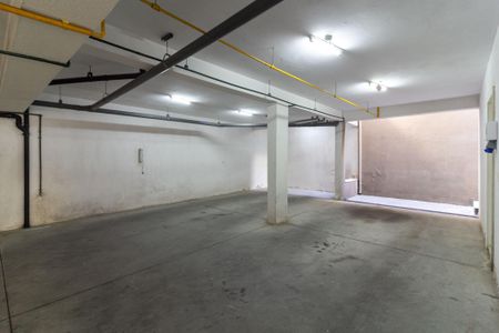 Casa de condomínio à venda com 638m², 4 quartos e 4 vagas Casa de condomínio à venda com 638m², 4 quartos e 4 vagasVaga