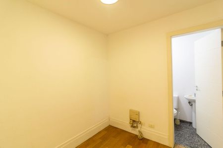 Casa de condomínio à venda com 638m², 4 quartos e 4 vagas Casa de condomínio à venda com 638m², 4 quartos e 4 vagasQuarto de Serviço