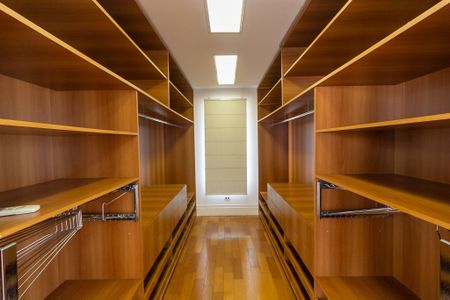 Casa de condomínio à venda com 638m², 4 quartos e 4 vagas Casa de condomínio à venda com 638m², 4 quartos e 4 vagasSuíte 1 Closet
