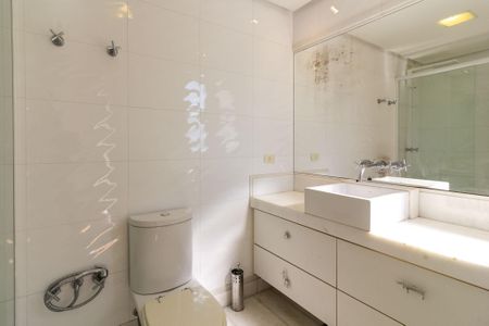 Casa de condomínio à venda com 638m², 4 quartos e 4 vagas Casa de condomínio à venda com 638m², 4 quartos e 4 vagasBanheiro Suíte 3