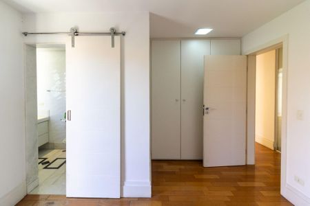 Casa de condomínio à venda com 638m², 4 quartos e 4 vagas Casa de condomínio à venda com 638m², 4 quartos e 4 vagasSuíte 2