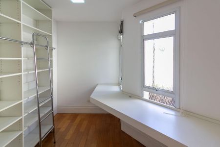 Casa de condomínio à venda com 638m², 4 quartos e 4 vagas Casa de condomínio à venda com 638m², 4 quartos e 4 vagasEscritório