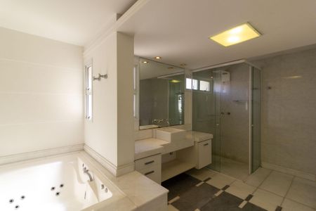 Casa de condomínio à venda com 638m², 4 quartos e 4 vagas Casa de condomínio à venda com 638m², 4 quartos e 4 vagasBanheiro Suíte 1
