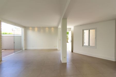 Casa de condomínio à venda com 638m², 4 quartos e 4 vagas Casa de condomínio à venda com 638m², 4 quartos e 4 vagasSala de Estar