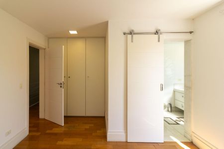 Casa de condomínio à venda com 638m², 4 quartos e 4 vagas Casa de condomínio à venda com 638m², 4 quartos e 4 vagasSuíte 3