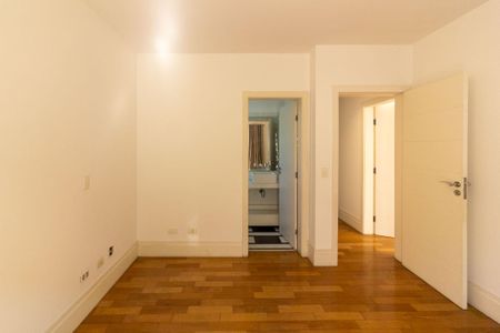 Casa de condomínio à venda com 638m², 4 quartos e 4 vagas Casa de condomínio à venda com 638m², 4 quartos e 4 vagasSuíte 4
