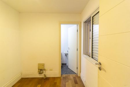 Casa de condomínio à venda com 638m², 4 quartos e 4 vagas Casa de condomínio à venda com 638m², 4 quartos e 4 vagasQuarto de Serviço