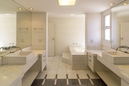 Casa de condomínio à venda com 638m², 4 quartos e 4 vagas Casa de condomínio à venda com 638m², 4 quartos e 4 vagasBanheiro Suíte 1