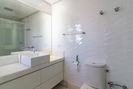 Casa de condomínio à venda com 638m², 4 quartos e 4 vagas Casa de condomínio à venda com 638m², 4 quartos e 4 vagasBanheiro Suíte 2