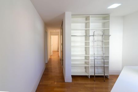 Casa de condomínio à venda com 638m², 4 quartos e 4 vagas Casa de condomínio à venda com 638m², 4 quartos e 4 vagasEscritório